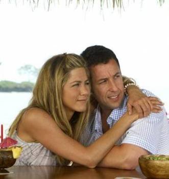 Fotograma donde aparecen Jennifer Aniston, y Adam Sandler, durante una escena de la película 'Just Go With It'. Foto: EFE