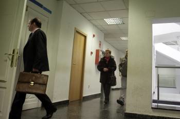 Dolores Fernández, entrando en el juzgado. (Foto: MIGUEL ÁNGEL)