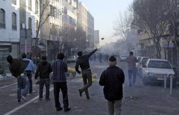 Un grupo de jóvenes lanza piedras a la Policía en Teherán. (Foto: STRINGER)