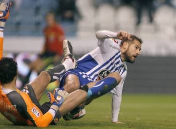 Alberto Lopo se reincorpora al partido nada más marcar el gol que supuso la victoria del Deportivo.? (Foto: CABALAR)