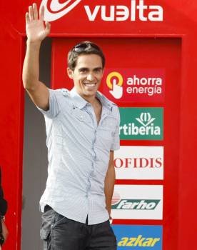 Alberto Contador, en el podio de Peñafiel, durante la Vuelta ciclista a España de 2010.? (Foto: ZIPI)