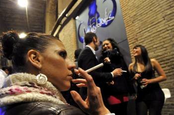 Un grupo de jóvenes fuma a las puertas de un pub de Granada. (Foto: MIGUEL ÁNGEL MOLINA)