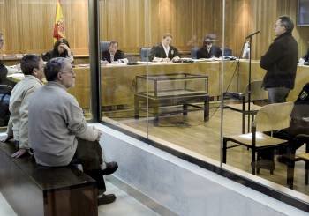 Silva Sande durante su declaración en el juicio. A la izquierda, Manuel Pérez y Victoria Martínez. (Foto: S. BARRENECHEA)