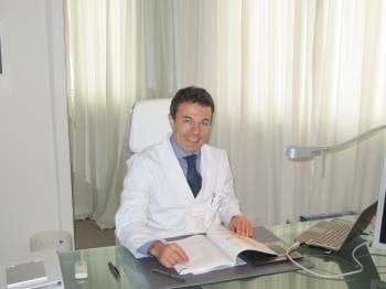 Javier Cerqueiro Mosquera, especialista en Cirugía Plástica, en su clínica de A Coruña