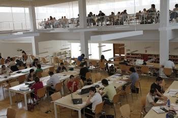Estudiantes en una biblioteca del Campus. (Foto: MIGUEL ÁNGEL)