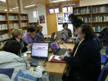 Un grupo de mujeres, en el curso de informática. (Foto: LR)