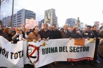 Los líderes de la hostelería gallega, en cabeza de la marcha. (Foto: J.V. LANDÍN)
