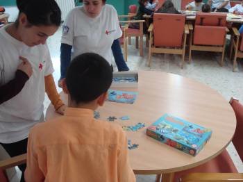 En la imagen, personal de la Cruz Roja juega con los niños. (Foto: )
