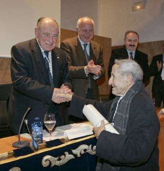 Díaz Pardo, felicitado por los profesores Vieitez Cortizo, Casares Long y Ramón Villares. (Foto: XOÁN REY)