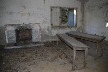 Estado de abandono en que se encuentra la antigua escuela rural del pueblo de Prada (A Veiga). (Foto: L.B.)