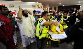 Un equipo sanitario traslada al hospital a uno de los heridos en los enfrentamientos. (Foto: MAZEN MAHDI)