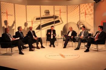Los seis participantes y el moderador de Punto Crítico, Santiago Rodríguez, en pleno debate sobre el futuro de las cajas de ahorros. (Foto: xx)