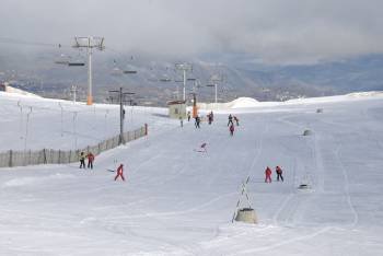 Esquiadores y aficionados en las pistas de Manzaneda. (Foto: LUIS BLANCO)