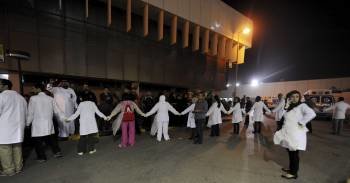 Médicos y enfermeras intentan proteger el hospital de Manama. (Foto: MAZEN MAHDI)