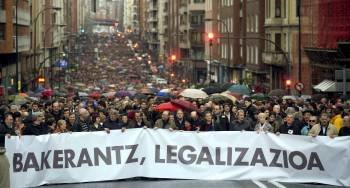 Cabecera de la manifestación en favor de Sortu desarrollada ayer en Bilbao. (Foto: MIGUEL TOÑA)