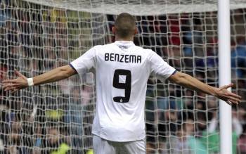 Benzema celebra su gol en el Santiago Bernabéu, el primero ayer del Madrid sobre el Levante. (Foto: SERGIO BARRENECHEA)