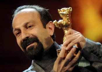 Farhadi, con el Oso de Oro. (Foto: HANNIBAL HANSCHKE)