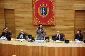 Pilar Rojo, preside una de las sesiones del Parlamento, flanqueada por José Manuel Baltar y Ricardo Varela. (Foto: ARCHIVO)