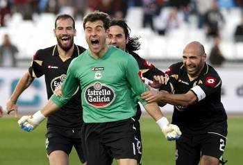Lopo, Juan Rodríguez y Manuel Pablo celebran con Aranzubia el tanto del empate.? (Foto: carlos barba)