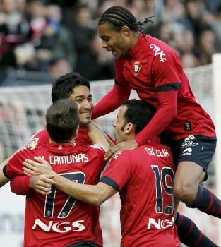 Los jugadores del Osasuna festejan el segundo gol.? (Foto: jesús diges)