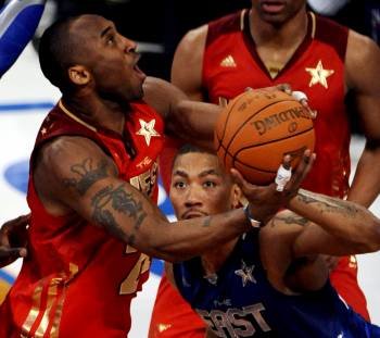 Kobe Bryant pelea el balón con el jugador de los Bulls Derrick Rose.? (Foto: mike nelson)