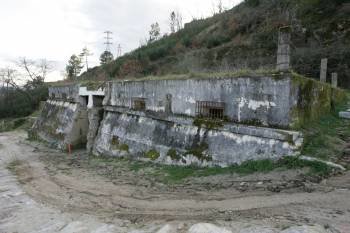 El depósito de agua fue construido en el Camiño Real, lo que obliga a derribar uno de sus muros. (Foto: MARCOS ÁTRIO)