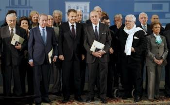 Zapatero, junto a los miembros de la comisión que asumió el gobierno de España el 23-F. A su derecha, Francisco Laína. (Foto: KOTÉ RODRIGO)