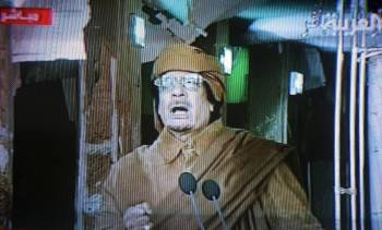 Imagen tomada de la televisión en la que un encolerizado Gadafi amenaza e insulta a los manifestantes. (Foto: )