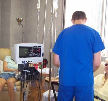 Dos pacientes recibiendo una sesión de quimioterapia. (Foto: ARCHIVO)
