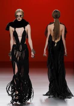 Dos modelos lucen creaciones de la diseñadora María Escoté. (Foto: )