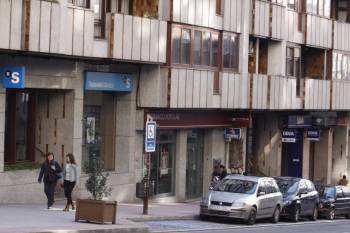 Oficinas banciarias en la calle Xoán XXIII de la ciudad.  (Foto: XESÚS FARIÑAS)