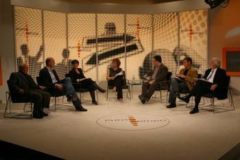 Ramiro Bieito, José Antonio Armada, Sonia Torre, Nora Sola, Anxo Lugilde, Eladio Osorio y José Francisco Ferreiro durante el debate de Telemiño. (Foto: JOSÉ PAZ)