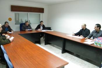La oposición (a la derecha) cuestionó las contrataciones del alcalde 'popular', Emilio Higuero (izquierda). (Foto: L.F.)