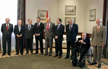 Roca, Carrillo, Lavilla, Zapatero, don Juan Carlos, Bono, González, Fraga y Rojas Marcos, antes del almuerzo en el Congreso. (Foto: ÁNGEL DÍAZ)