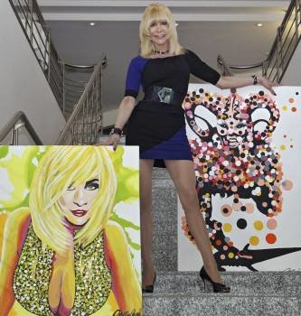  La ex actriz porno checa Dolly Buster posa junto a dos de sus obras, antes de la apertura de la exposición en la que mostrará 31 de sus cuadros, en Fuerth, Alemania.