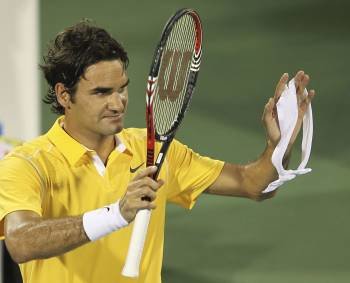 Roger Federer saluda al público tras derrotar ayer en cuartos de final a Sergei Stakhovsky. (Foto: ALI HAIDER)