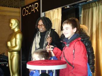 Goldberg posa para una fotografía junto a unos niños que sostienen una estatuilla de un Óscar.  (Foto: ANDRÉS IAMARTINO)