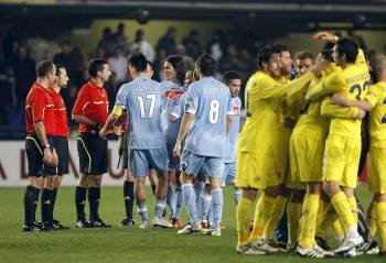 Los jugadores del Villarreal se abrazan al finalizar el partido.