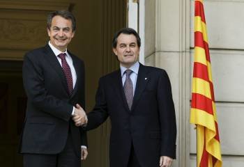 Zapatero y Mas, al inicio de su encuentro el pasado día 7 en La Moncloa. (Foto: KOTÉ RODRIGO)