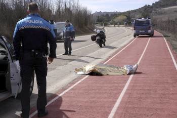 Agentes de Policía junto al lugar en el que ayer falleció un ciclista de 83 años en Palencia. (Foto: BRÁGIMO)