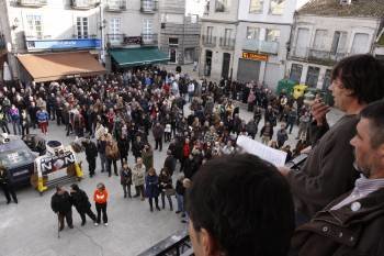 Los manifestantes durante la lectura del manifiesto contra la incineradora. (Foto: XESÚS FARIÑAS)