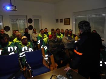 Los operarios, durante las clases en Protección Civil. (Foto: LR)