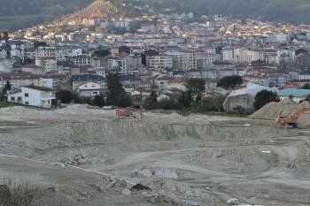 Vista de la zona oeste de la ciudad desde la Finca Sevilla. En primer término, las obras de urbanización de Eroski en A Farixa. (Foto: MIGUEL ANGEL)