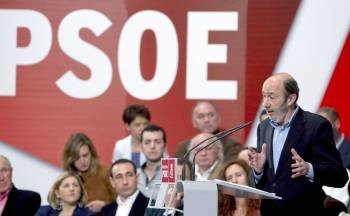 Rubalcaba, durante su intervención en el acto del PSOE. (Foto: ROMÁN RÍOS)