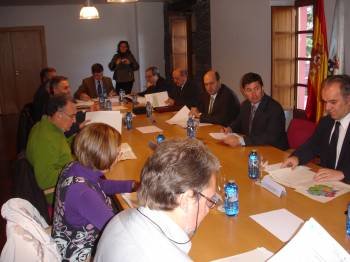 El conselleiro de Medio Rural, segundo por la derecha, en la reunión que se desarrolló en O Barco. (Foto: J.C.)