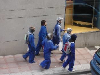 Un grupo de jóvenes recorre la avenida de la Estación 'armado' con harina y huevos. (Foto: J.C.)