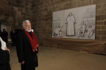 Queralt Blanch, junto al mural sobre la figura de San Rosendo. (Foto: MIGUEL ÁNGEL)