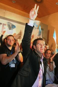 Feijóo, celebrando la victoria electoral el 1 de marzo del 2009. (Foto: ARCHIVO)