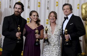 Christian Bale, Natalie Portman, Melissa Leo y Colin Firth, con sus Oscar. (Foto: PAUL BUCK)