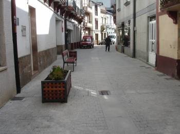 Mobiliario urbano en la calle San Roque.